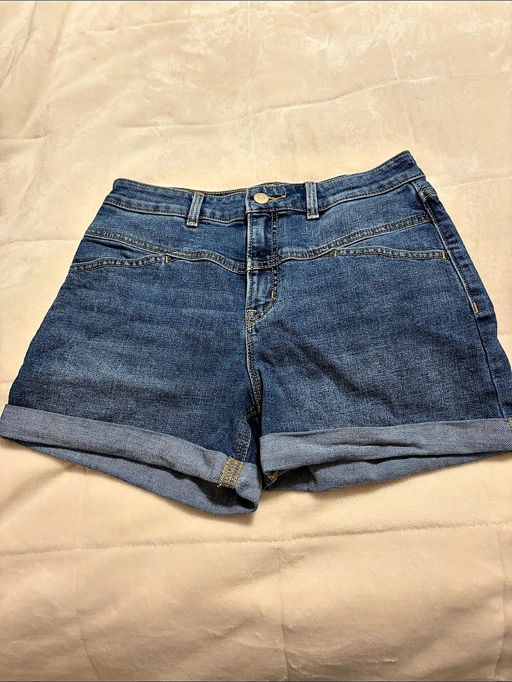 Old Navy Secret-Slim Pockets High Rise High Rise Denim Shorts Size 4